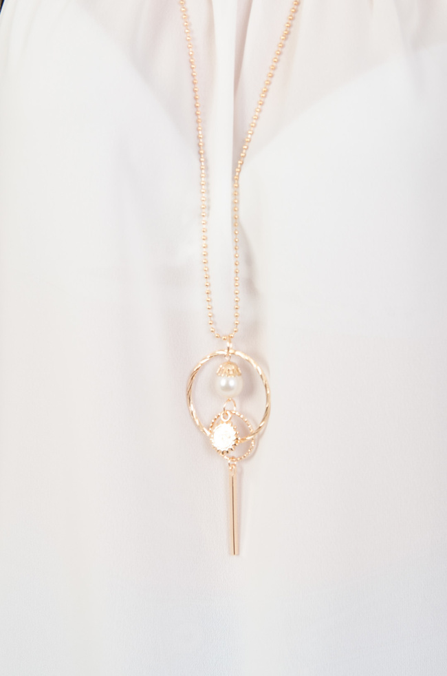 Biała bluzka z wiązaniem przy rękawach + wisiorek