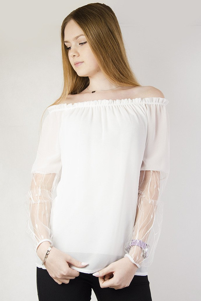 Biała bluzka z dekoltem w łódkę oraz rękawami z siateczki