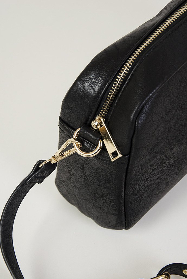 Czarna, mała torebka ze sprzączką