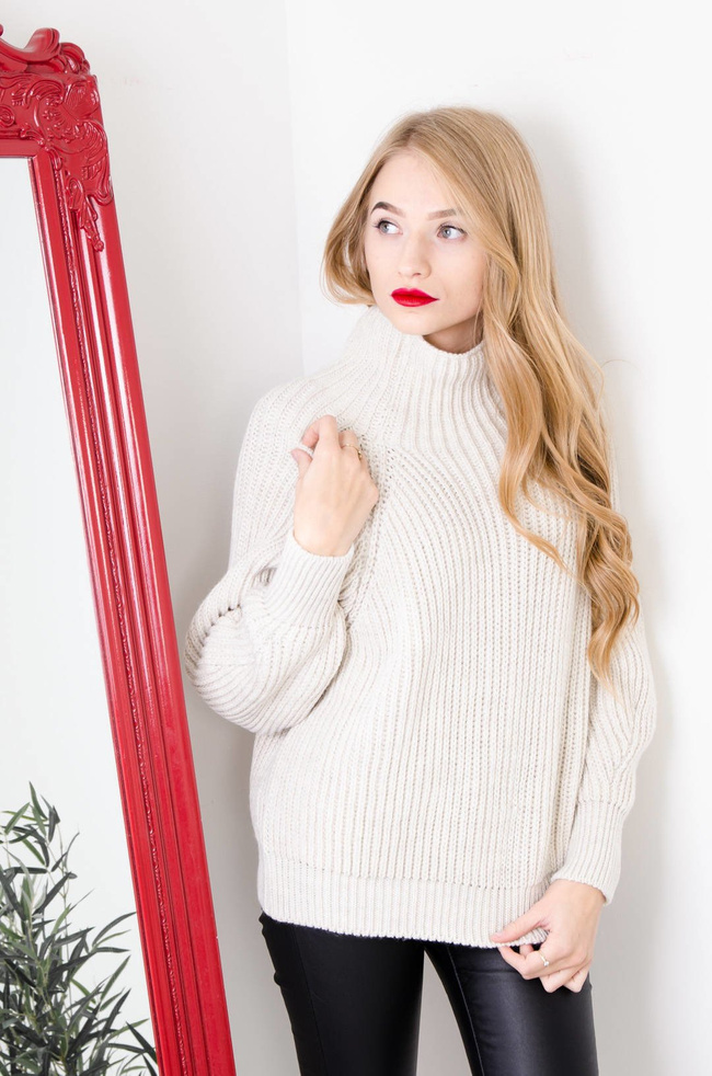 BEŻOWY SWETER OVERSIZE Z PÓŁGOLFEM