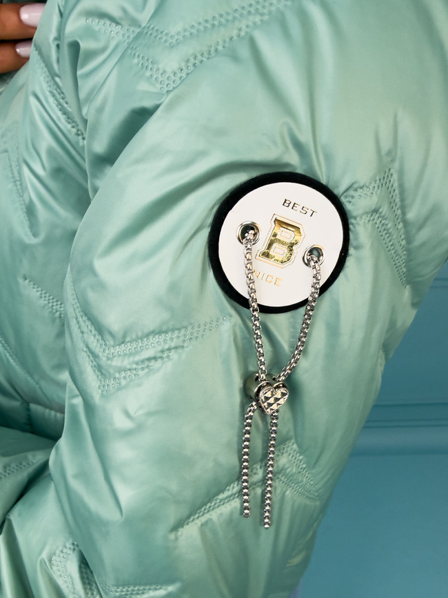 KURTKA PRZEJŚCIOWA Z KAPTUREM I NASZYWKĄ NA RĘKAWIE- ZIELONA