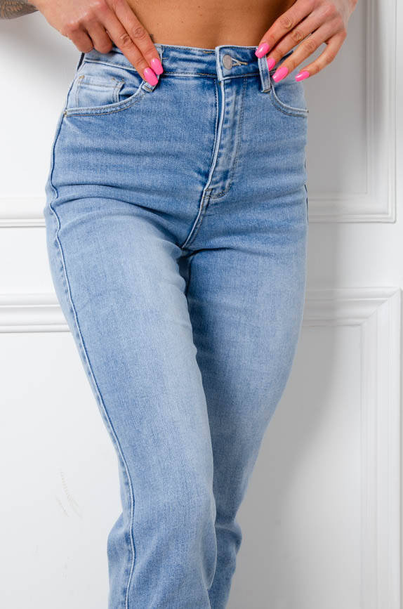 SPODNIE JEANSOWE Z WYSOKIM STANEM I WYCIĘCIEM NA NAGAWCE