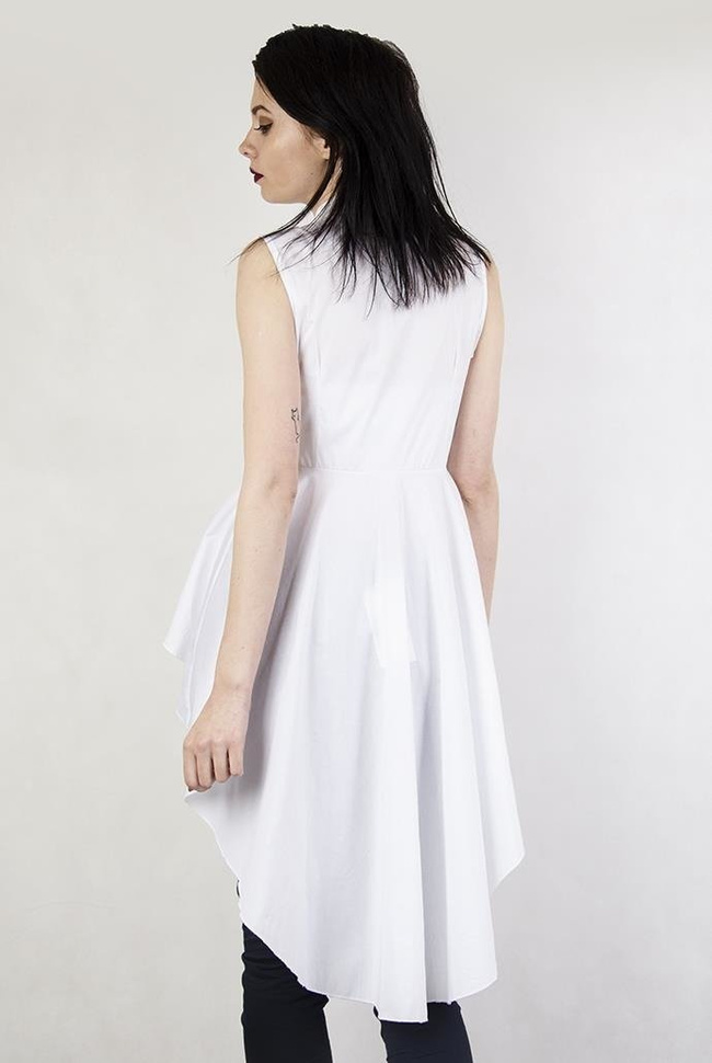 Biała koszula z przedłużanym tyłem