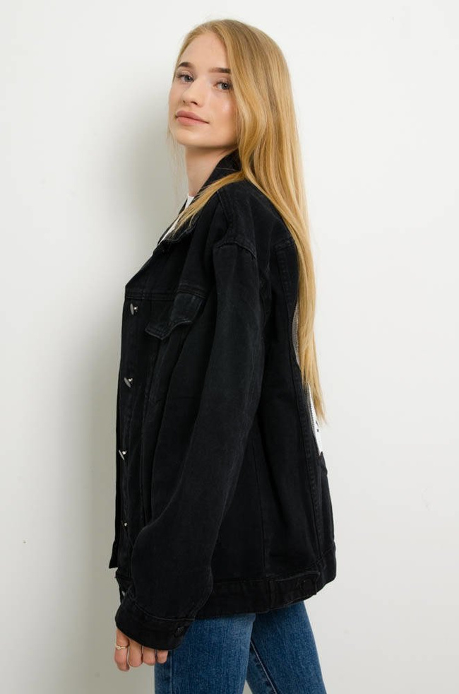 CZARNA KURTKA JEANSOWA Z NASZYWKĄ NA PLECACH