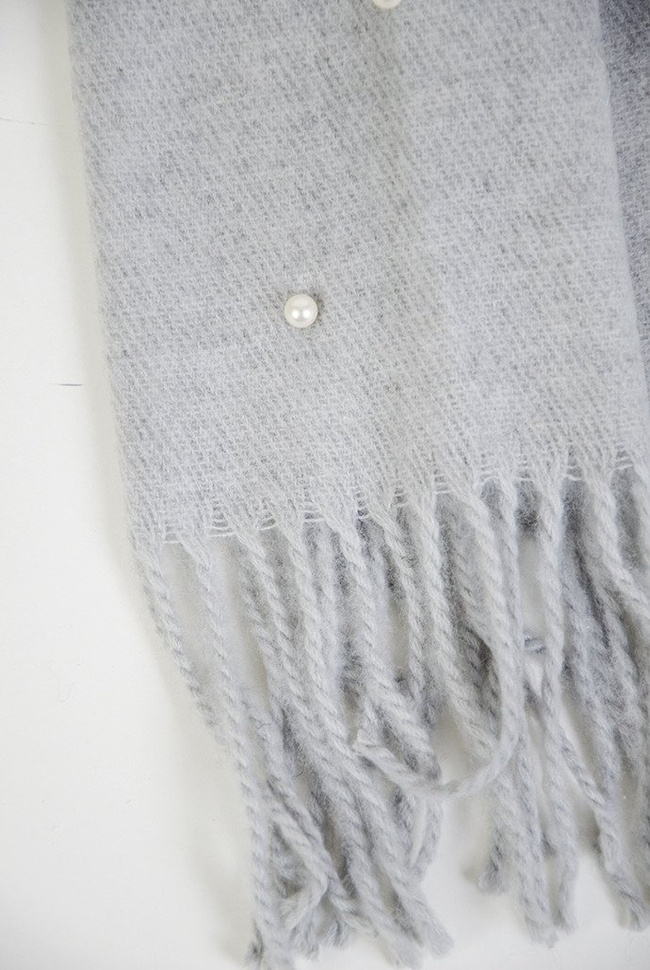 Jasnoszary szal z koralikami