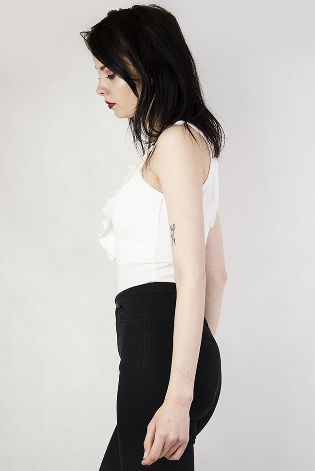 Białe body z falbanami przy dekolcie