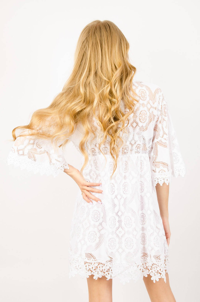 BIAŁA KORONKOWA SUKIENKA ZE ZDOBIENIEM
