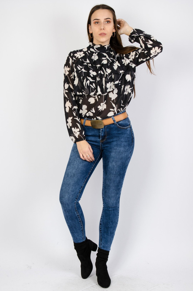  Czarna bluzka w białe kwiaty z falbanami na przodzie