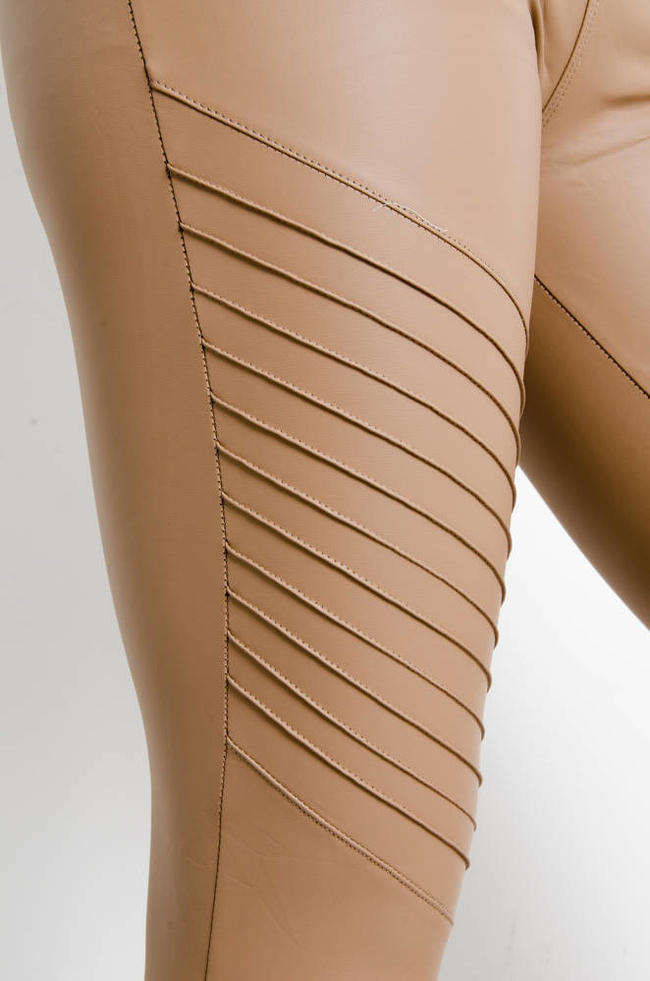 BEŻOWE WOSKOWANE LEGGINSY Z OZDOBNYMI PRZESZYCIAMI