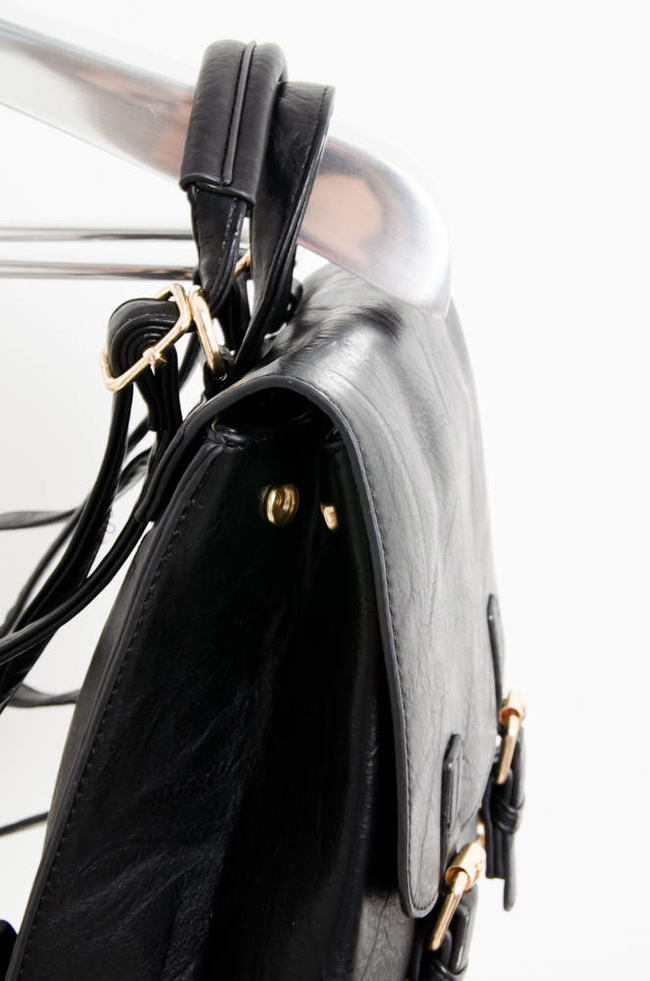 CZARNY PLECAK Z IMITACJI SKÓRY Z OZDOBNYM ZAPIĘCIEM