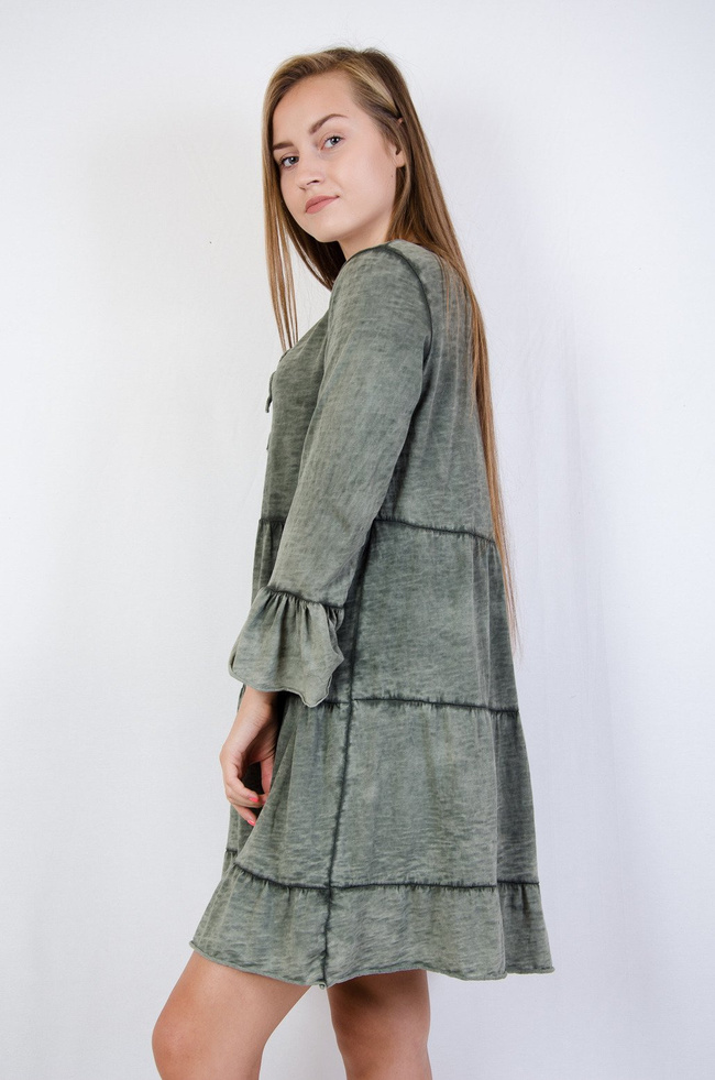 Zielona warstwowa sukienka z falbanami na rękawie