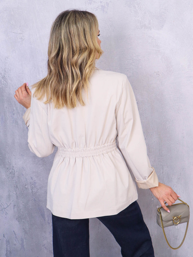 MARYNARKA ZE ŚCIĄGACZEM W PASIE- BEŻOWA