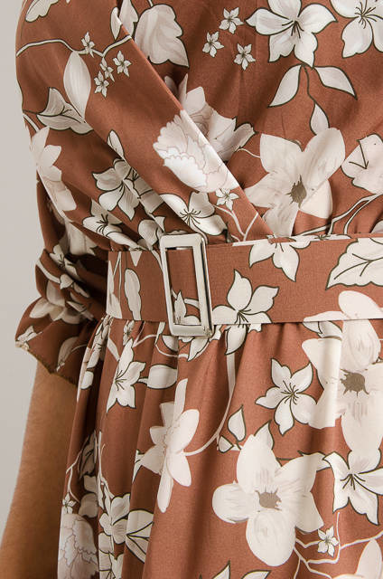 BRĄZOWA SUKIENKA MAXI W KWIATY Z PASKIEM