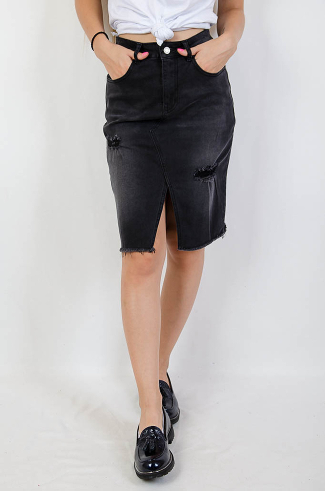 Ciemnoszara ołówkowa spódnica z rozporkiem z przodu oraz przetarciami