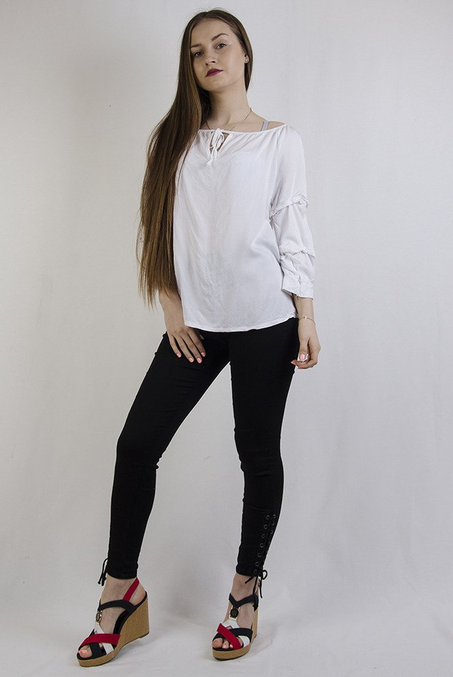 Biała bluzka z pufkami przy rękawach i koralikami