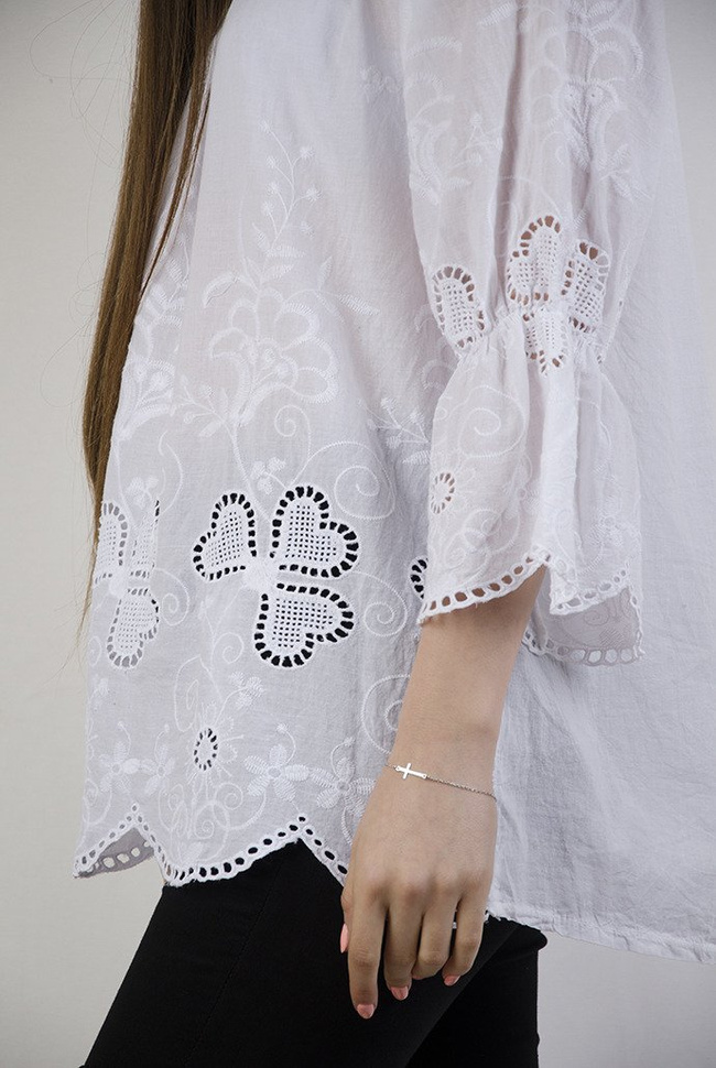 Biała bluzka z rozszerzanymi rękawami 