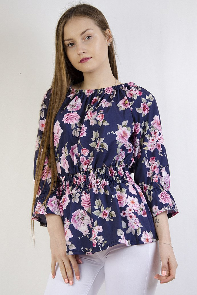 Granatowa bluzka w kwiaty ze ściągaczem w pasie 
