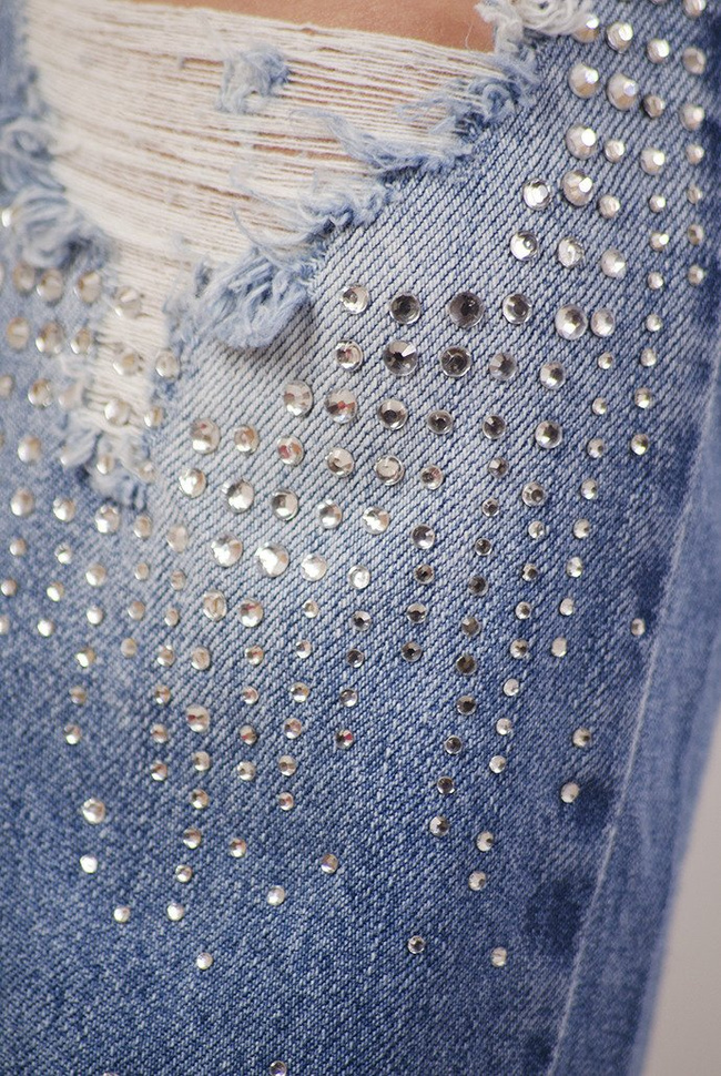 Spodnie jeansowe typu boyfriend z cyrkoniami i dziurami