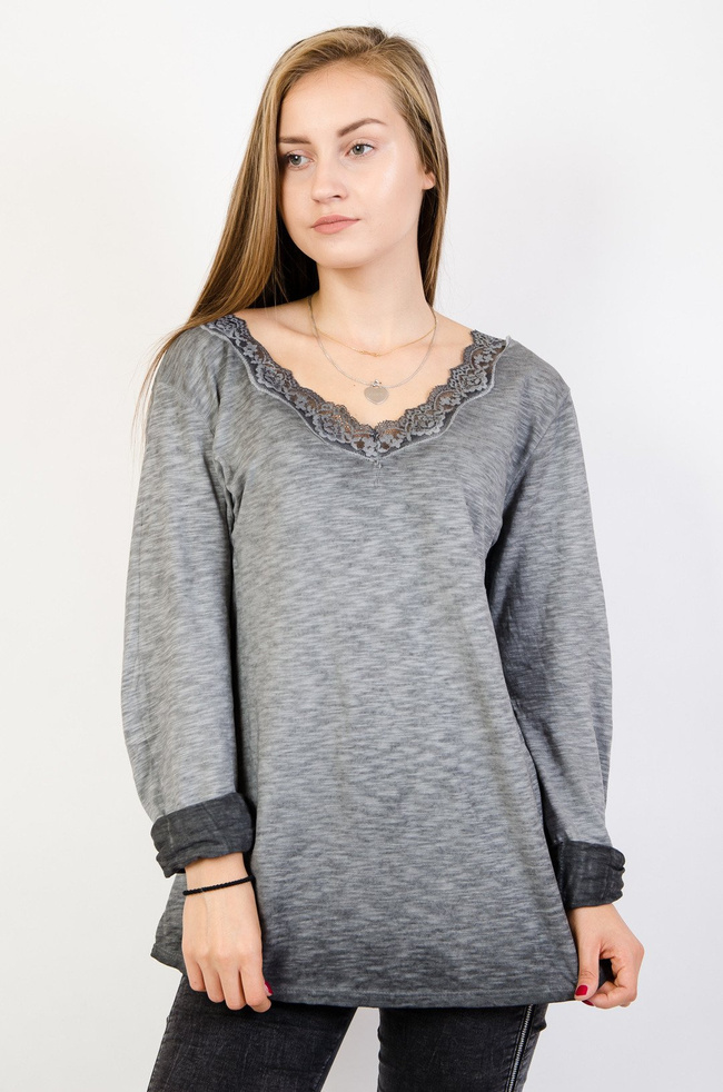 Szara bluzka z wycięciami w serek z koronką