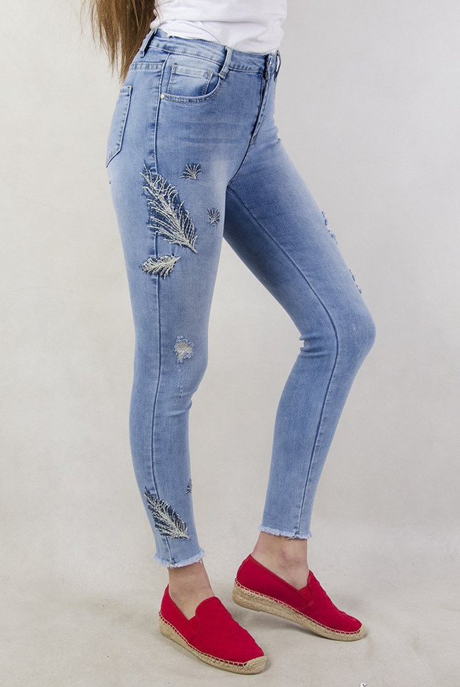 Jasne spodnie jeansowe z wyszywanymi piórkami