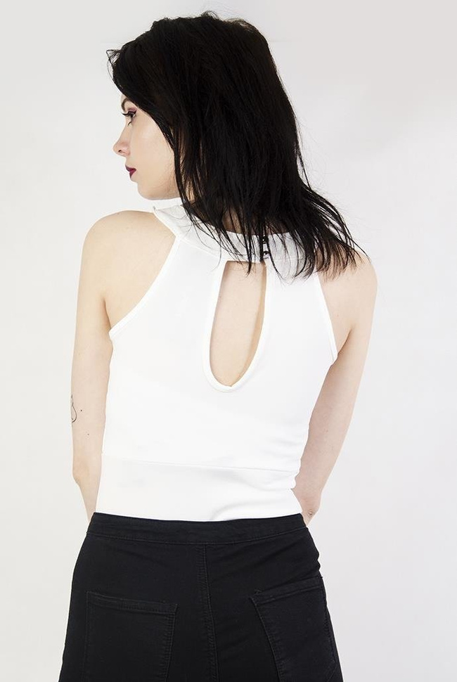 Białe body z falbanami przy dekolcie