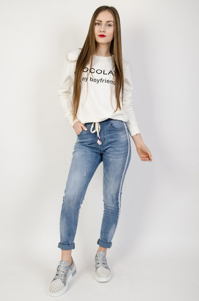 Jasne spodnie jeansowe z lampasem i gumką w pasie