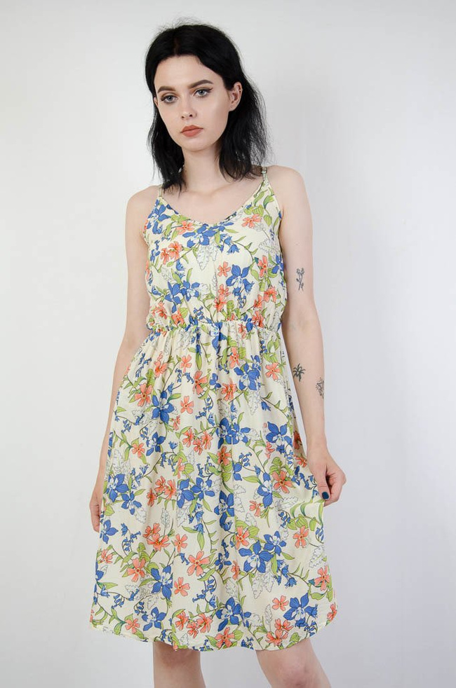 Beżowa sukienka w kolorowe kwiaty z gumką w pasie