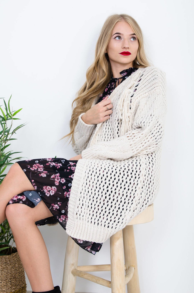 BEŻOWA AŻUROWA NARZUTA Z FRĘDZLAMI