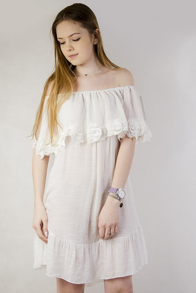 Biała sukienka z hiszpańskim dekoltem