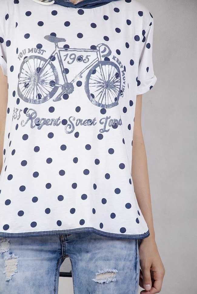 Biała bluzka w granatowe kropki z nadrukiem i kapturem