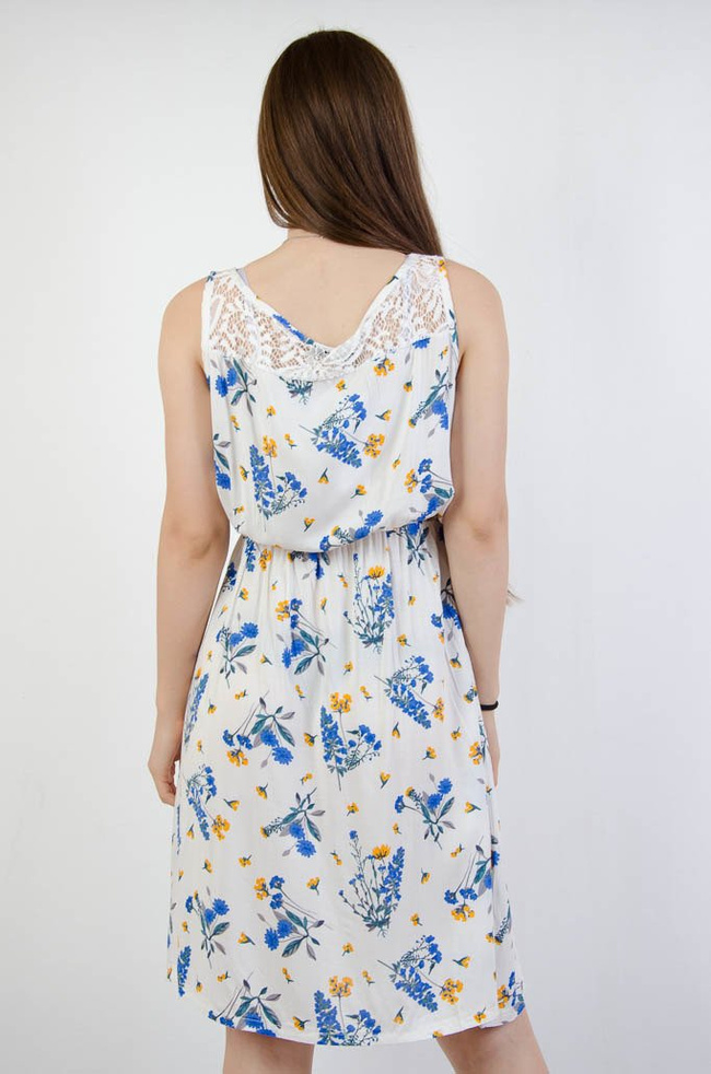 Zwiewna biało niebieska sukienka z gumką w pasie