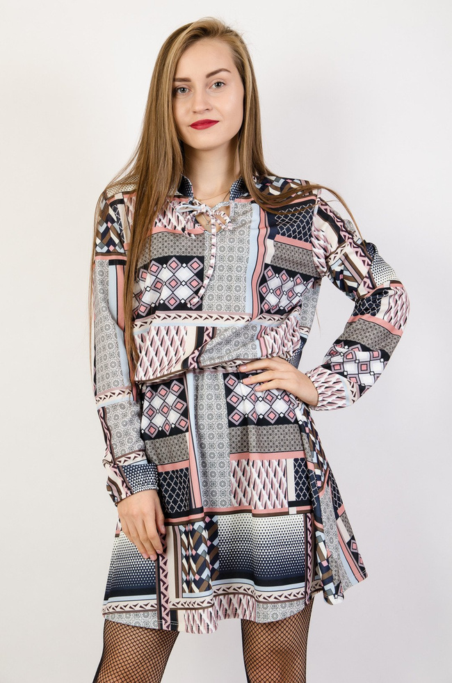 Wzorzysta sukienka z gumką w pasie oraz wiązaniem w dekolcie