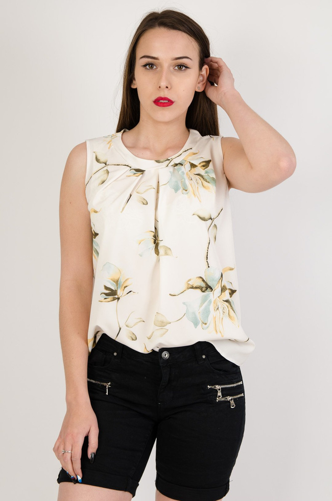 Kremowa bluzka w kwiaty z marszczeniem przy dekolcie