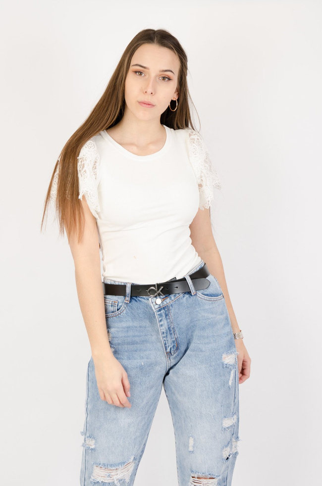 Biała prążkowana bluzka z koronkowymi rękawami