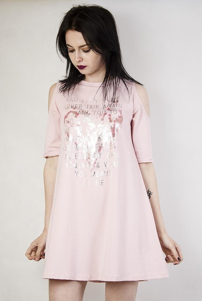 Jasnoróżowa sukienka z wycięciami i nadrukiem