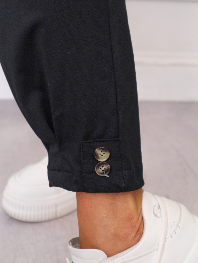 SPODNIE MATERIAŁOWE Z OZDOBNYMI GUZIKAMI NA DOLE NOGAWEK- CZARNE