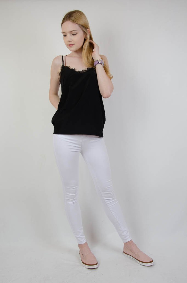 Czarny top z koronką z regulowanymi ramiączkami