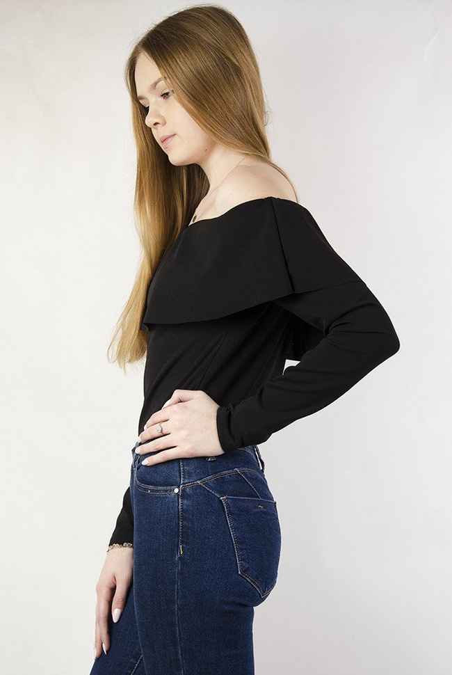 Czarne body z hiszpańskim dekoltem oraz długim rękawem