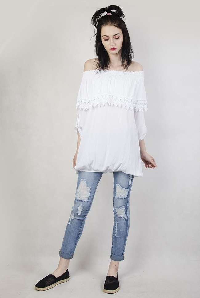 Biała przedłużana bluzka z falbaną przy dekolcie