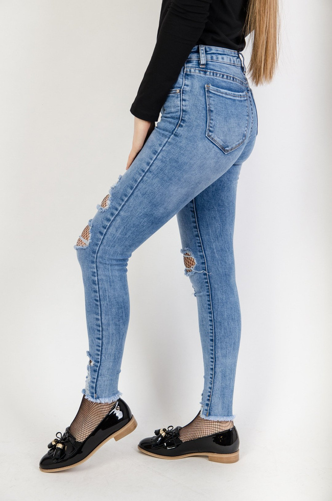 Jasne spodnie jeansowe z dziurami