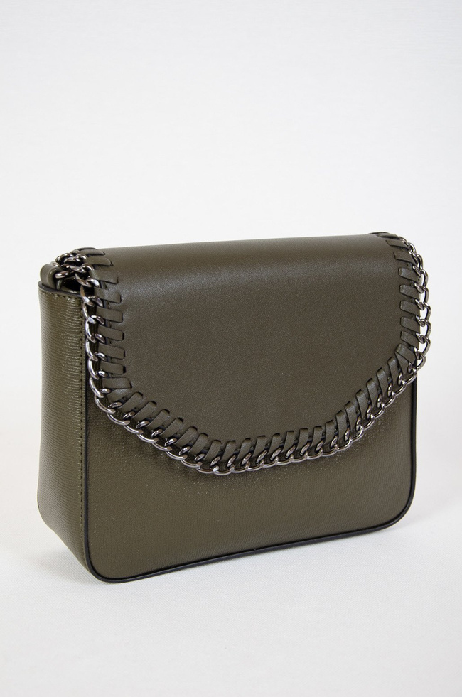 Zielona mała torebka z klapką plecioną łańcuszkiem
