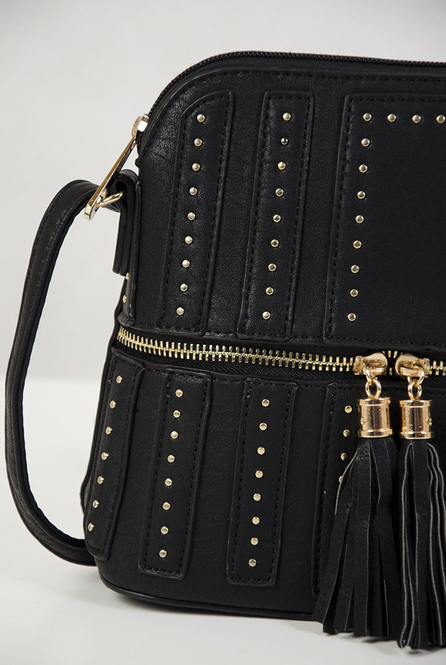 Mała czarna torebka z ćwiekami