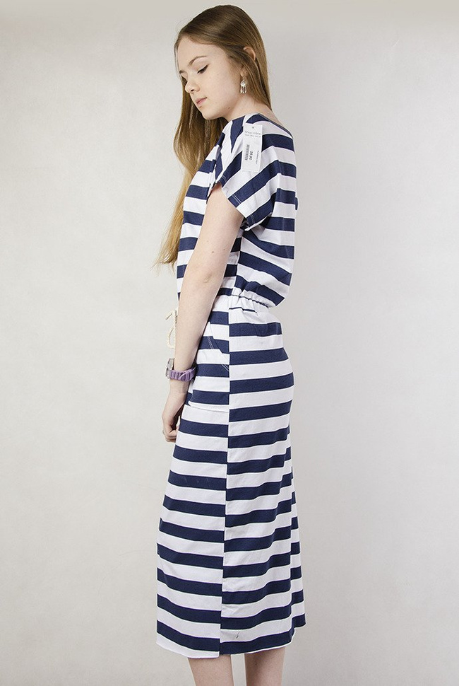 Sukienka w biało-granatowe paski z kieszeniami, wiązana sznurkiem