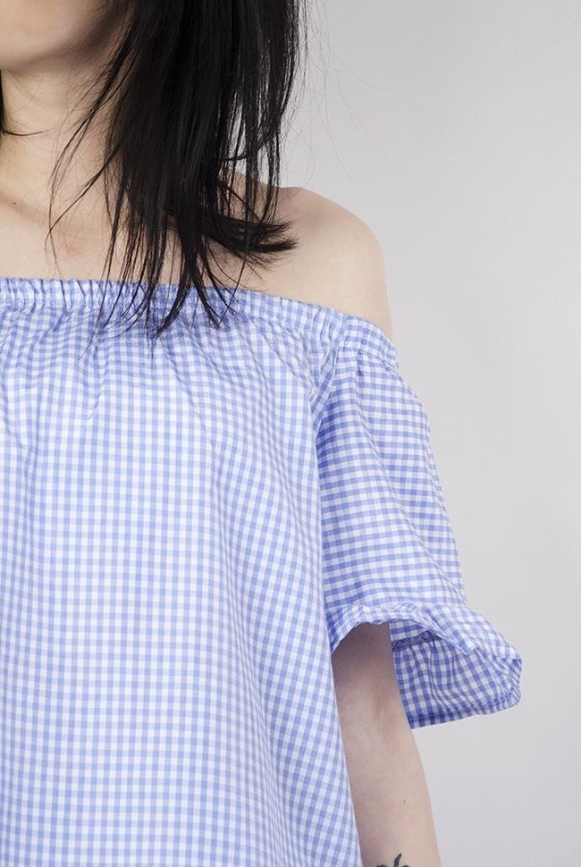 Jasnoniebieska koszula w kratę z szerokim dekoltem