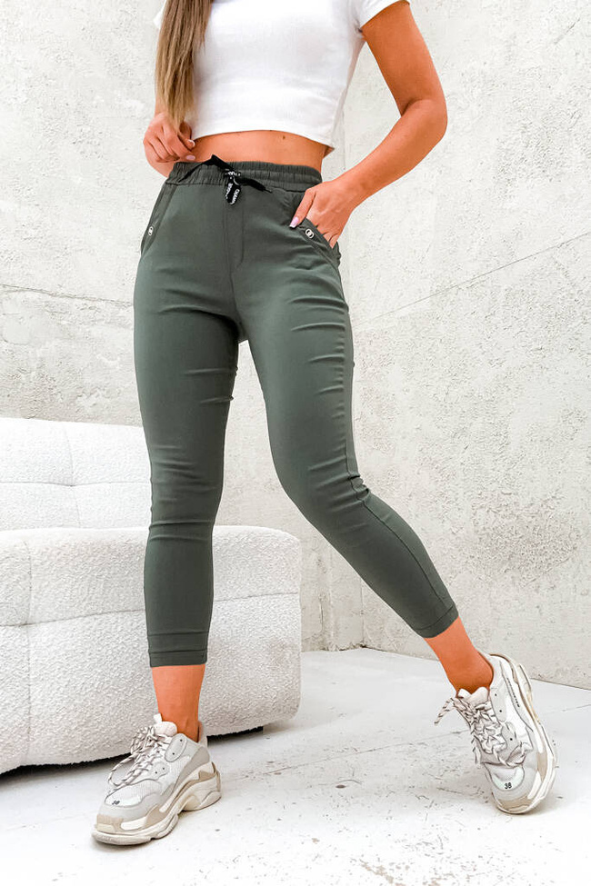 SPODNIE ZE ŚCIAGACZEM W PASIE I OZDOBĄ NA KIESZENI- ZIELONE