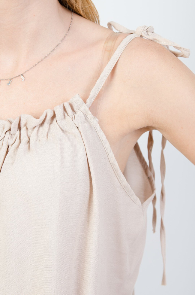 Beżowa warstwowa sukienka na cienkich ramiączkach
