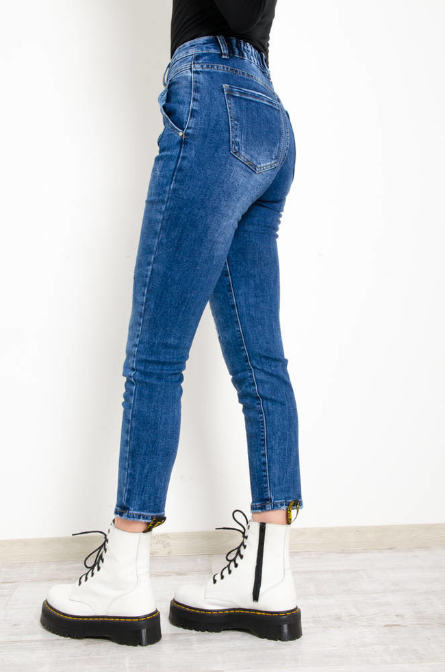 JEANSOWE SPODNIE MOM FIT Z PRZETARCIAMI I GUMKĄ W PASIE-WYSOKI STAN