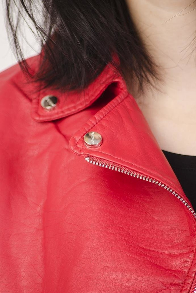 Czerwona kurtka ramoneska