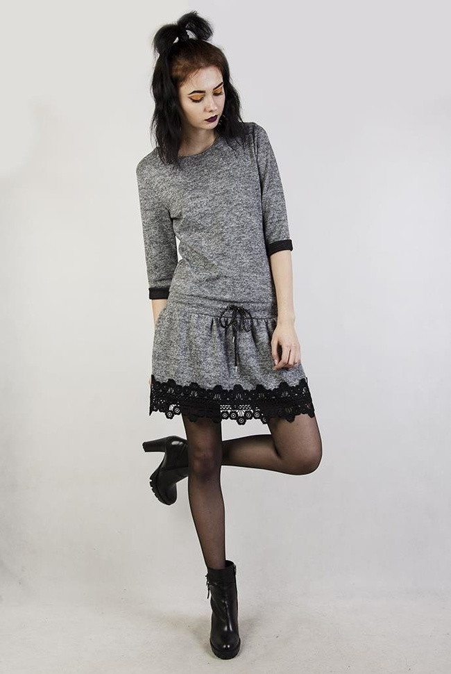 Szara sukienka ze sznurkiem w pasie i ażurowym zdobieniem na dole