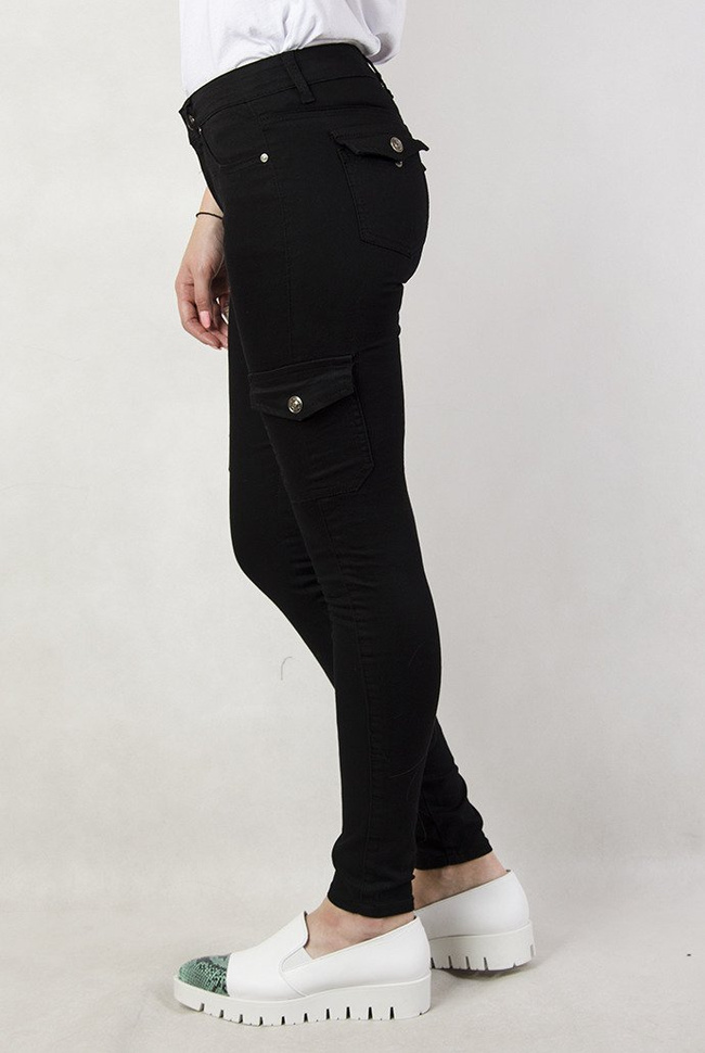 Czarne spodnie bojówki z kieszeniami po bokach